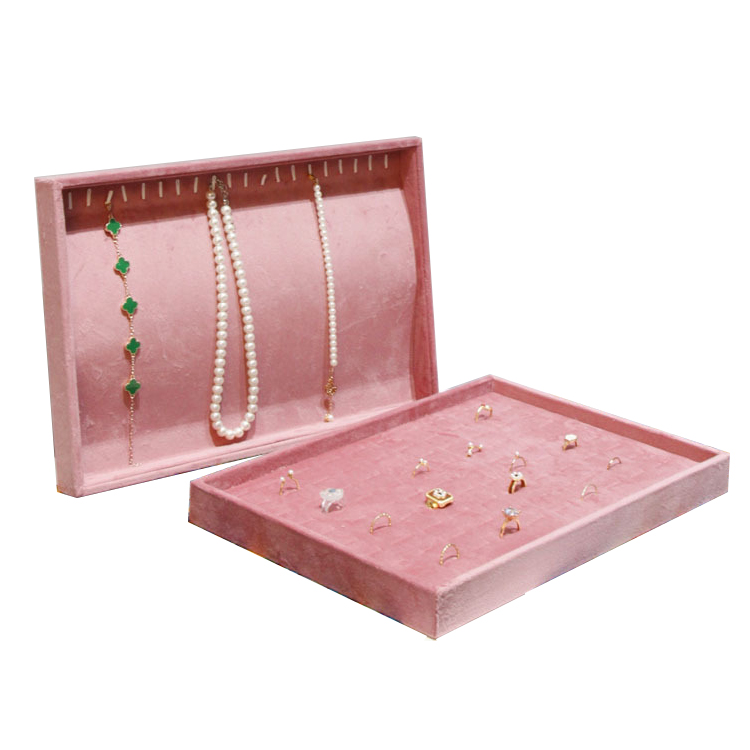 Roze fluwelen sieraden display - Jewelry Store For Watches recensie en prijs